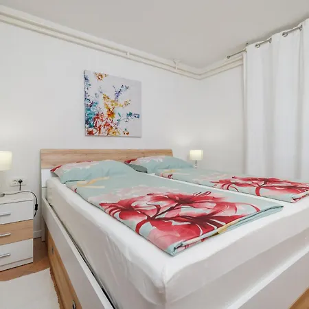 Ivy Apartment *